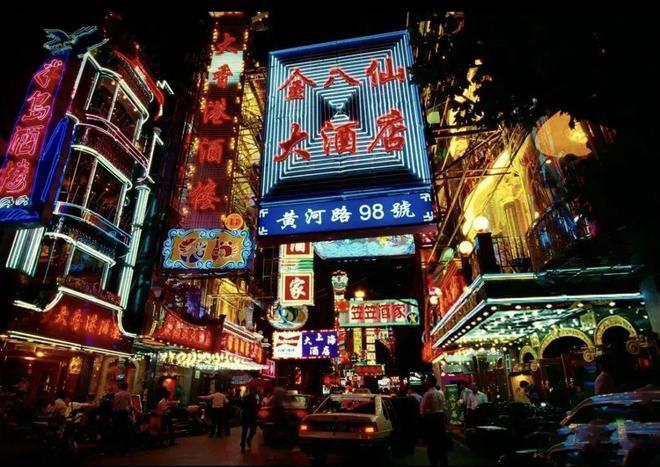 《繁花》宝总同款爆火！黄河路已经被Citywalk街溜子占领了