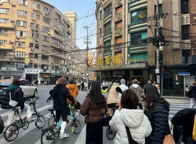 《繁花》宝总同款爆火！黄河路已经被Citywalk街溜子占领了