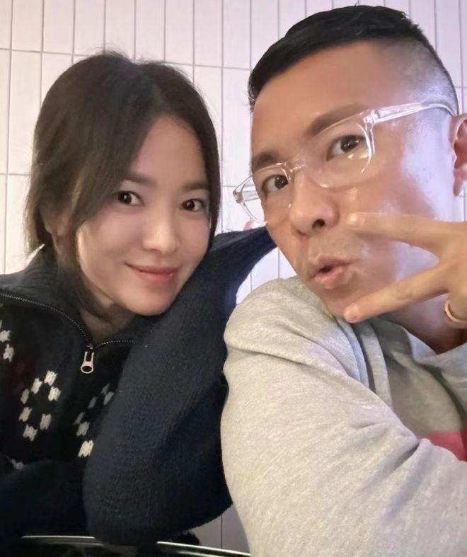 宋慧乔与友人合照：头发挽起好惬意，被曝即将进组拍新戏