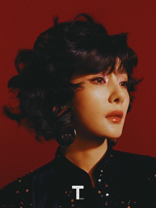 杨幂登杂志封面，穿露背红裙大秀美腿，港风卷发复古摩登