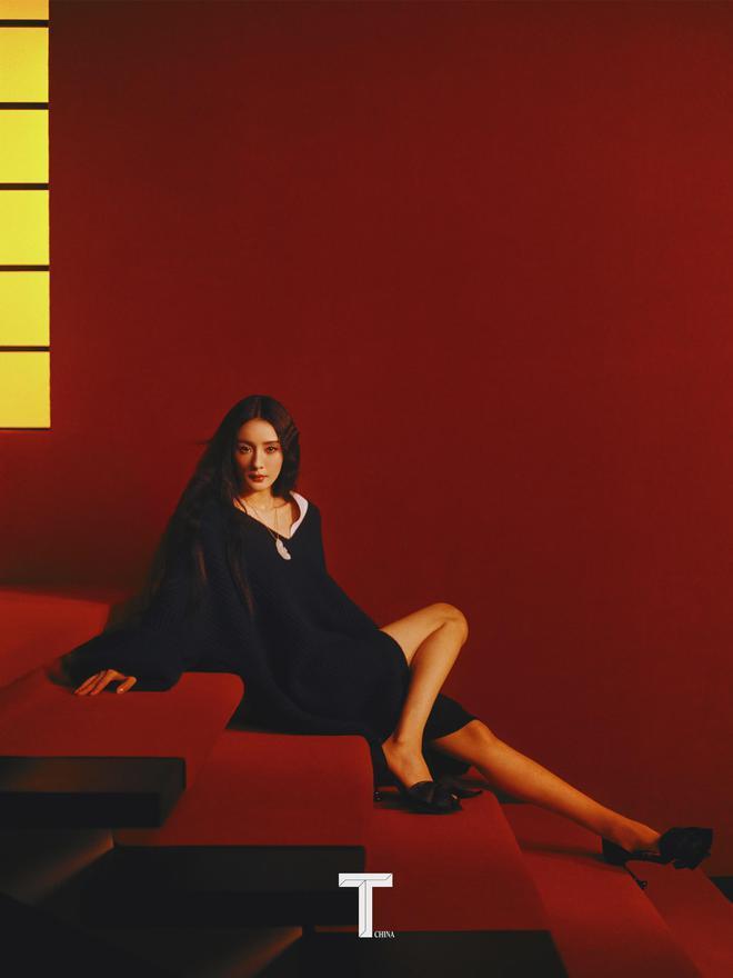 杨幂登杂志封面，穿露背红裙大秀美腿，港风卷发复古摩登