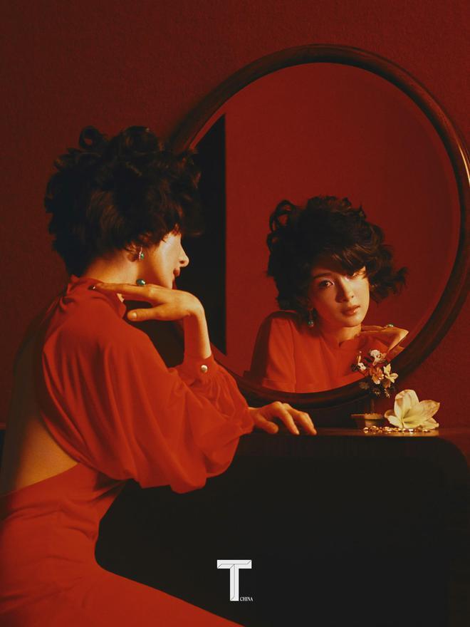 杨幂登杂志封面，穿露背红裙大秀美腿，港风卷发复古摩登