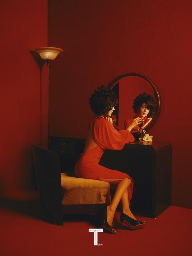 杨幂登杂志封面，穿露背红裙大秀美腿，港风卷发复古摩登