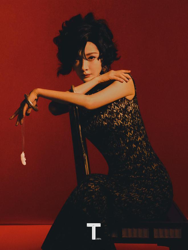 杨幂登杂志封面，穿露背红裙大秀美腿，港风卷发复古摩登