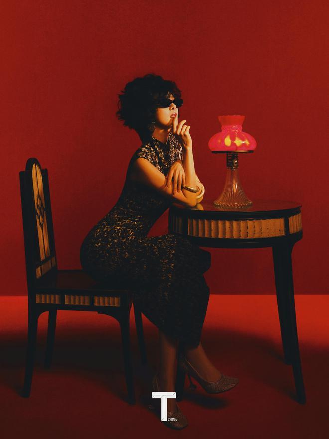 杨幂登杂志封面，穿露背红裙大秀美腿，港风卷发复古摩登