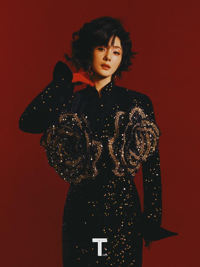 杨幂登杂志封面，穿露背红裙大秀美腿，港风卷发复古摩登