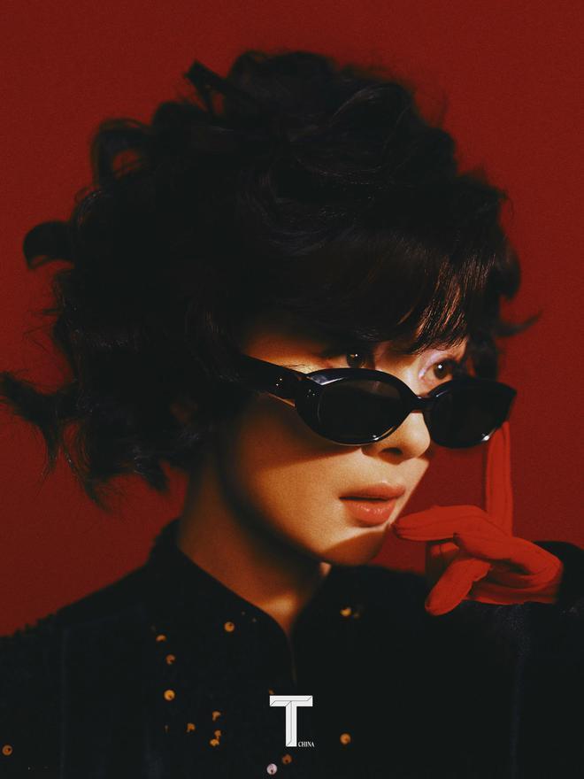 杨幂登杂志封面，穿露背红裙大秀美腿，港风卷发复古摩登