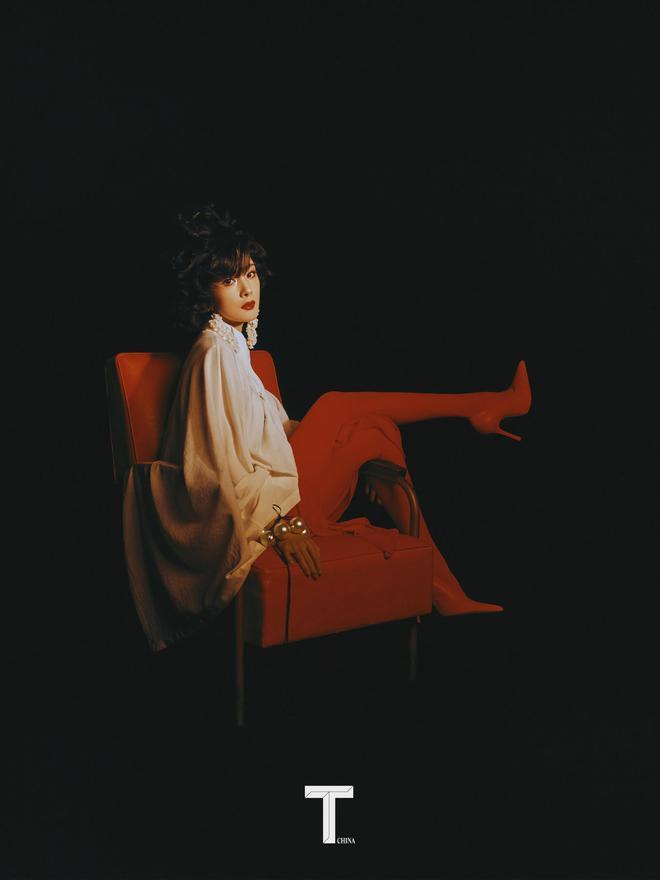 杨幂登杂志封面，穿露背红裙大秀美腿，港风卷发复古摩登