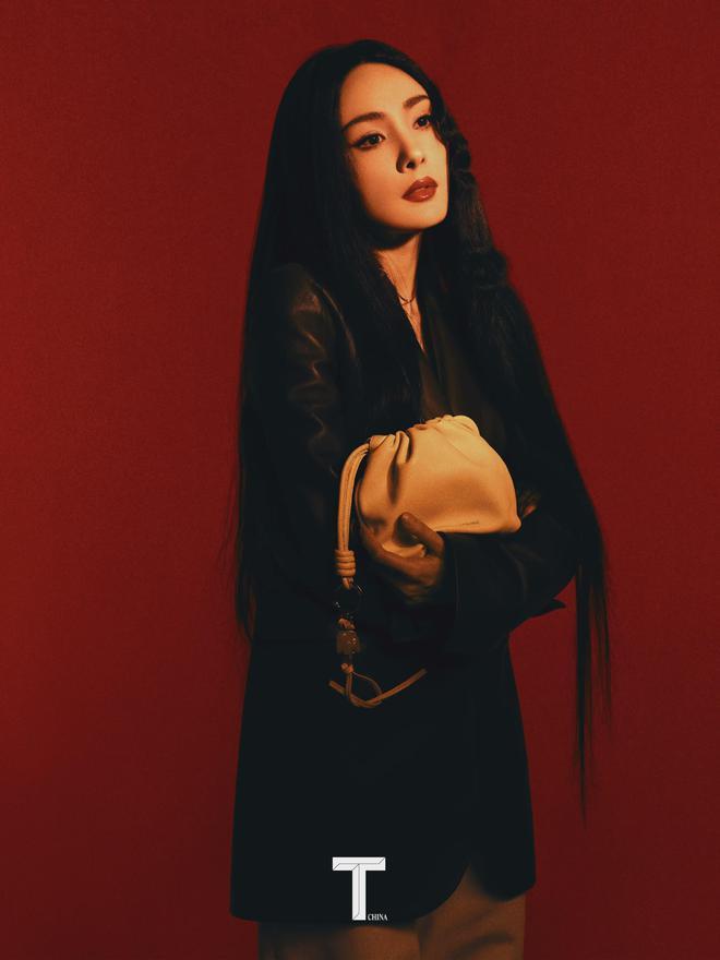 杨幂登杂志封面，穿露背红裙大秀美腿，港风卷发复古摩登