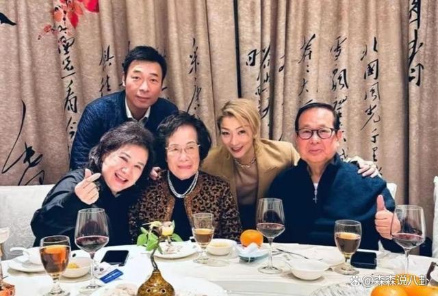 郑秀文生病半年外出吃大餐，老公家人在场，许志安和岳母同框