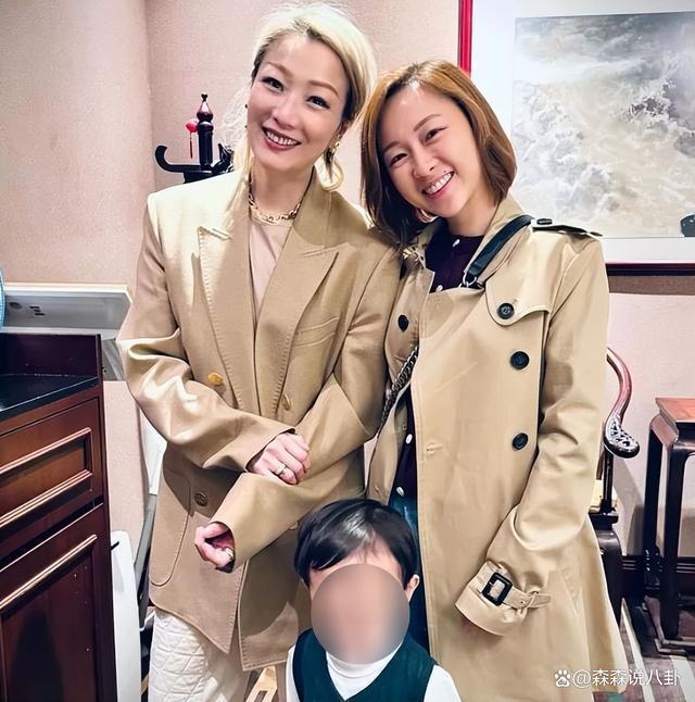 郑秀文生病半年外出吃大餐，老公家人在场，许志安和岳母同框
