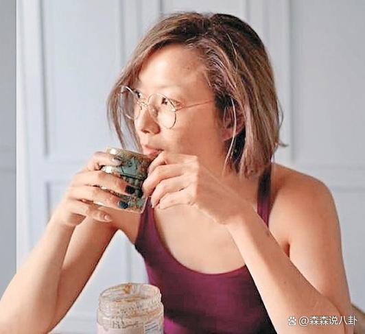 郑秀文生病半年外出吃大餐，老公家人在场，许志安和岳母同框