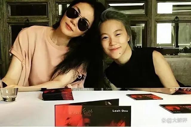 王菲为窦唯母亲养老？窦靖童晒视频与奶奶同框，住王菲豪宅