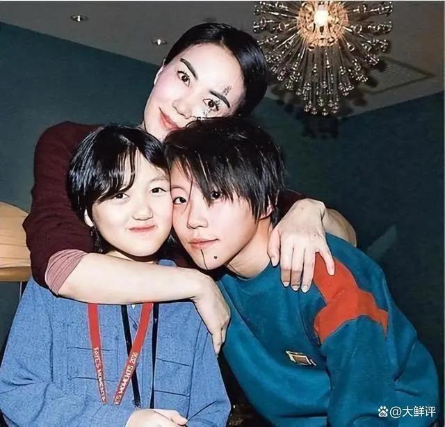 王菲为窦唯母亲养老？窦靖童晒视频与奶奶同框，住王菲豪宅