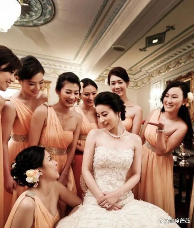 郭晶晶一打扮，明星贵妇都要一边站，霍启刚都有危机感了