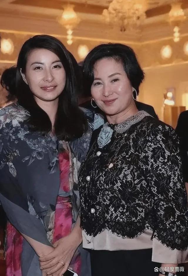 郭晶晶一打扮，明星贵妇都要一边站，霍启刚都有危机感了