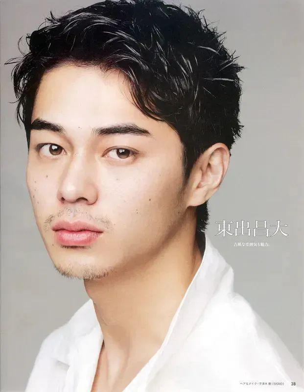 日本男演员和三女演员同居，共同狩猎砍柴，居住照曝光