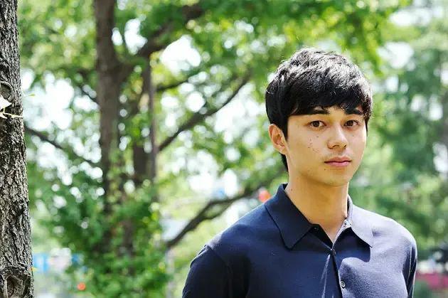 日本男演员和三女演员同居，共同狩猎砍柴，居住照曝光