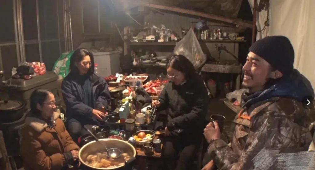 日本男演员和三女演员同居，共同狩猎砍柴，居住照曝光