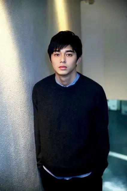 日本男演员和三女演员同居，共同狩猎砍柴，居住照曝光