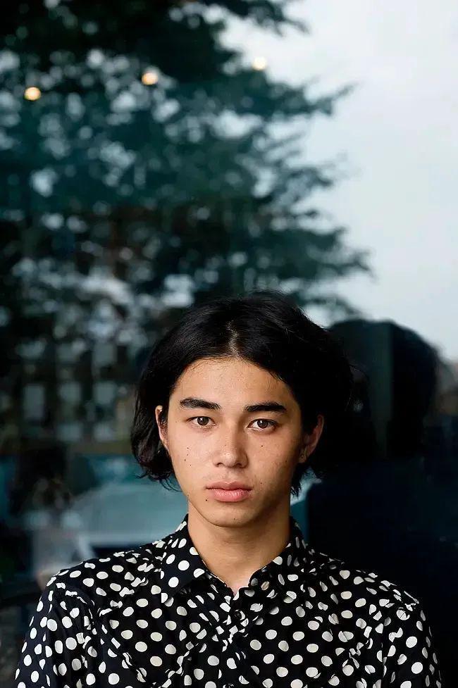 日本男演员和三女演员同居，共同狩猎砍柴，居住照曝光
