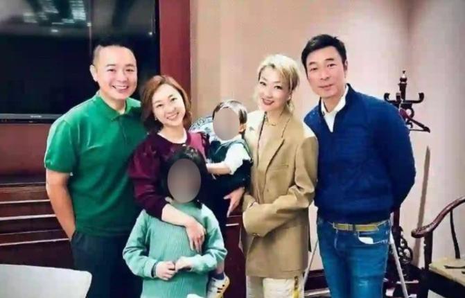 郑秀文生病半年外出与家人聚餐，许志安乖巧和岳母合照