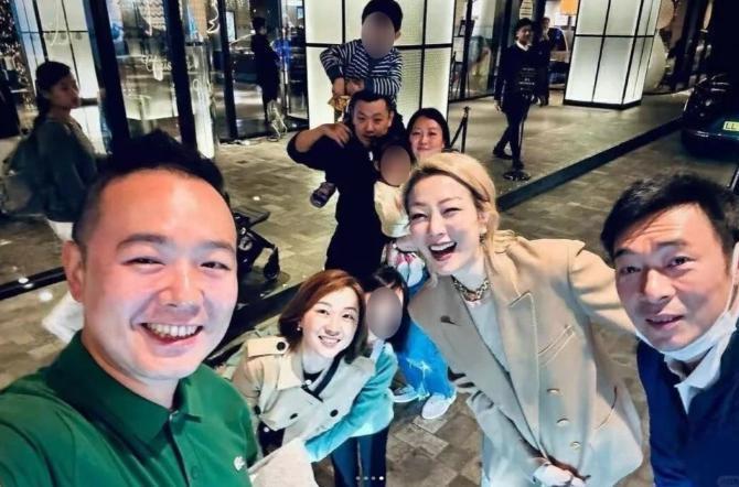郑秀文生病半年外出与家人聚餐，许志安乖巧和岳母合照