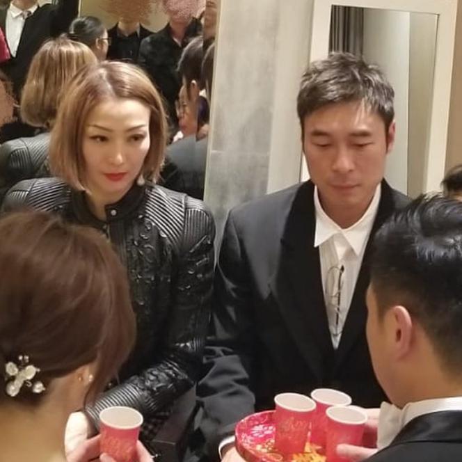 郑秀文生病半年外出与家人聚餐，许志安乖巧和岳母合照