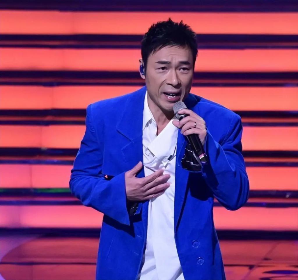 郑秀文生病半年外出与家人聚餐，许志安乖巧和岳母合照