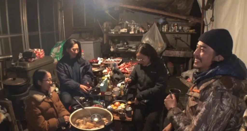 与3位异性在山中四人行，称在此随心所欲活得像个人一样