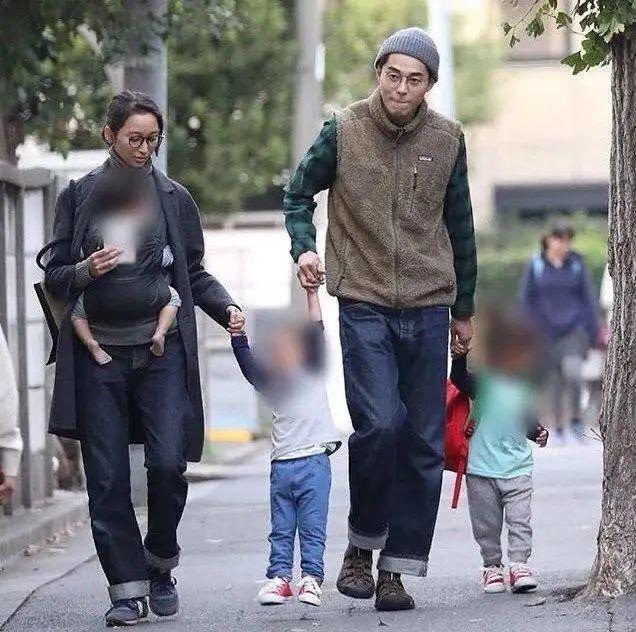 与3位异性在山中四人行，称在此随心所欲活得像个人一样