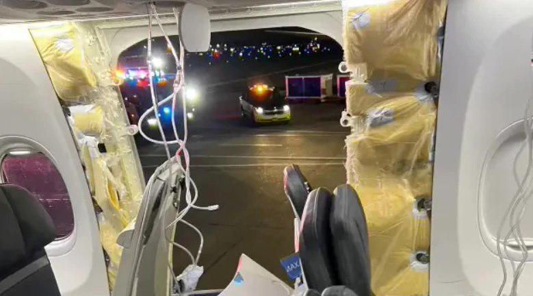 波音CEO承认对737 MAX 9飞机事故负有责任,并承诺透明处理