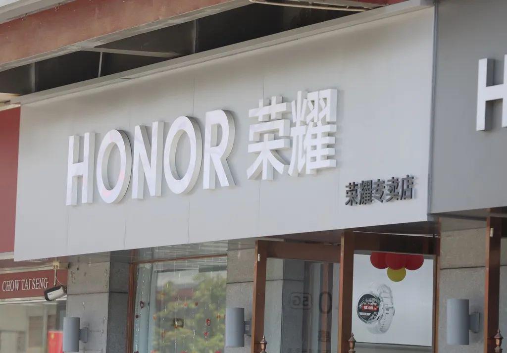 跌落榜首，荣耀手机还卷得动吗？