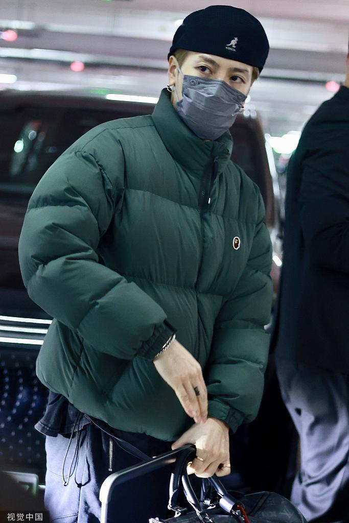 王嘉尔现身机场 身穿绿色棉袄搭配黑色短裤露出小腿
