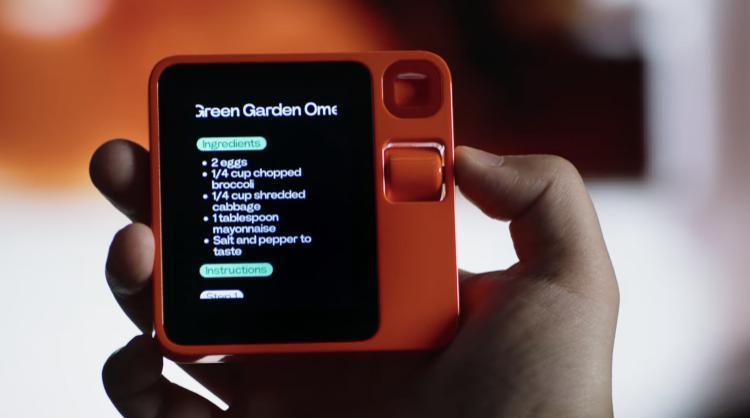 只要199美金、手掌大小、要消灭app的AI硬件“Rabbit”引爆CES，造出他的是曾经中国最狂创业者