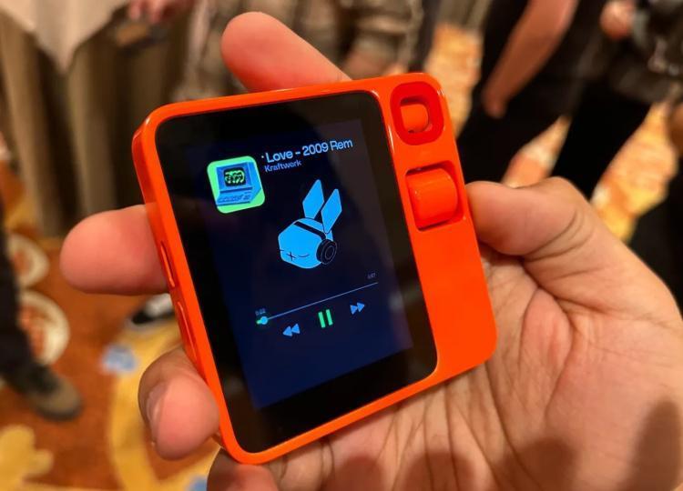 只要199美金、手掌大小、要消灭app的AI硬件“Rabbit”引爆CES，造出他的是曾经中国最狂创业者