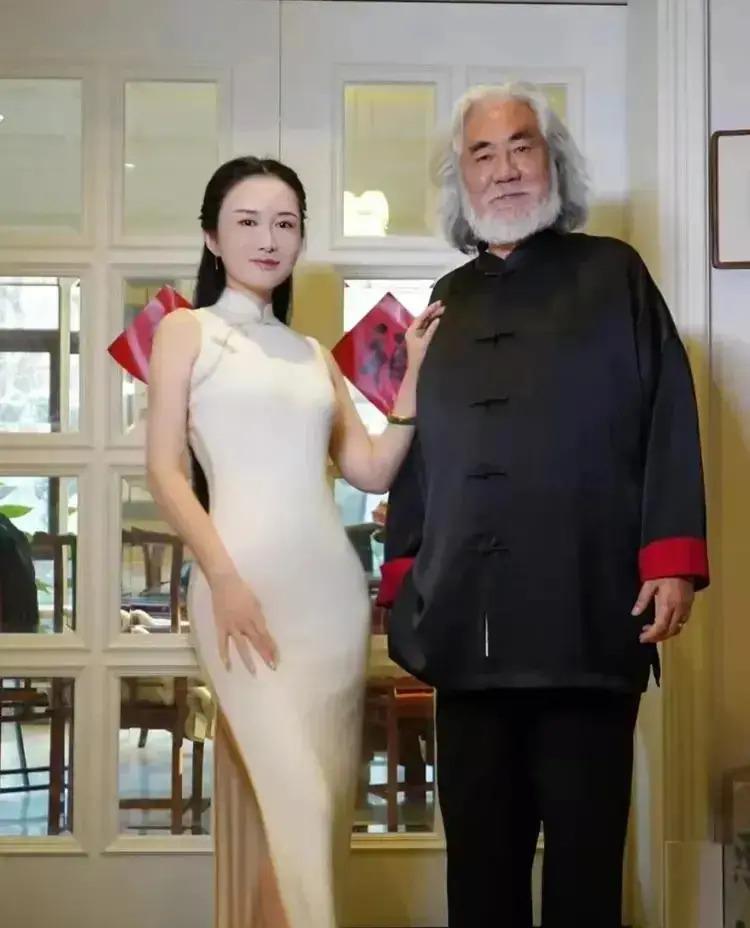 知名导演张纪中晒图片秀恩爱，网友们的评论笑不活了。