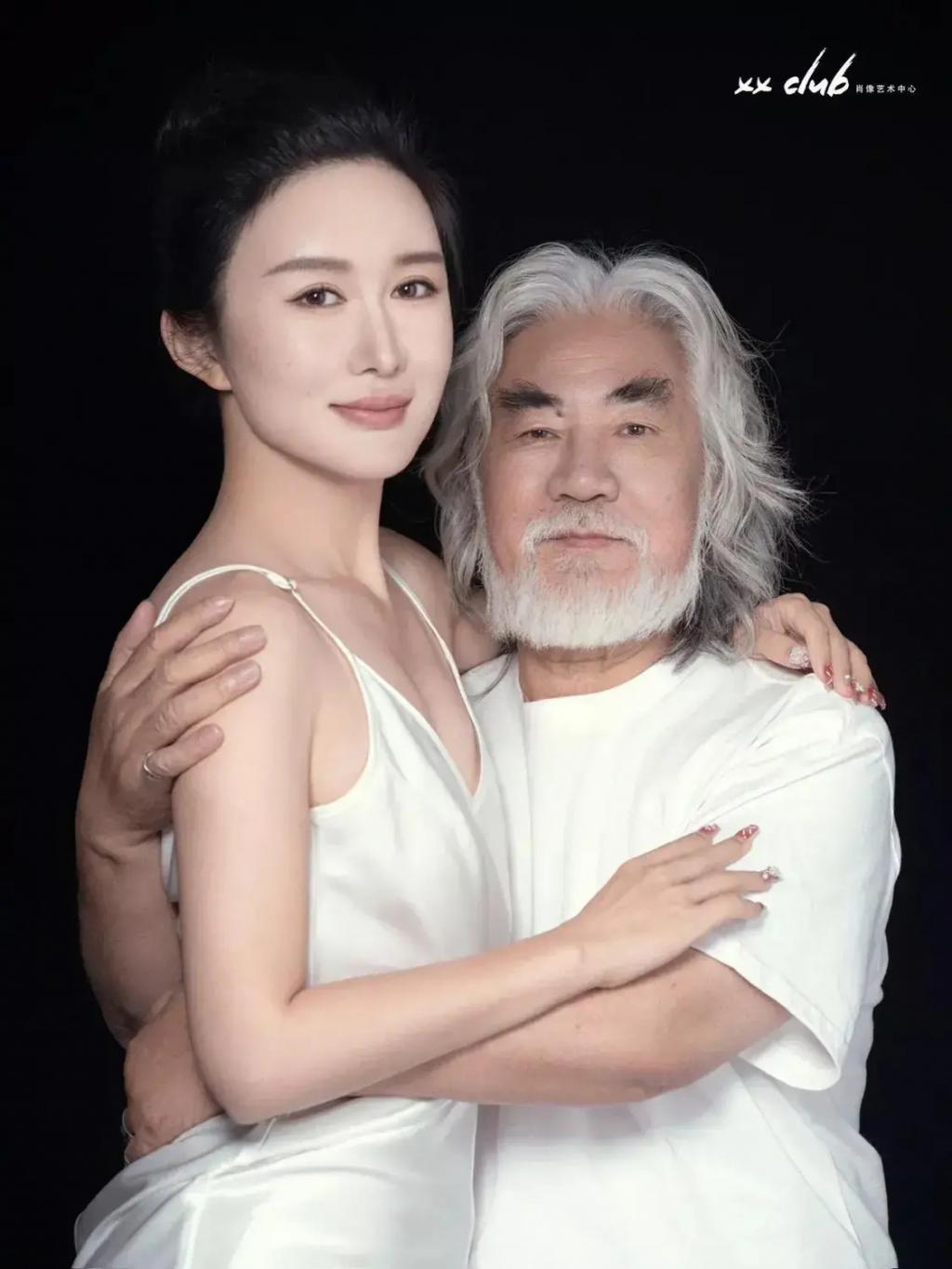 知名导演张纪中晒图片秀恩爱，网友们的评论笑不活了。