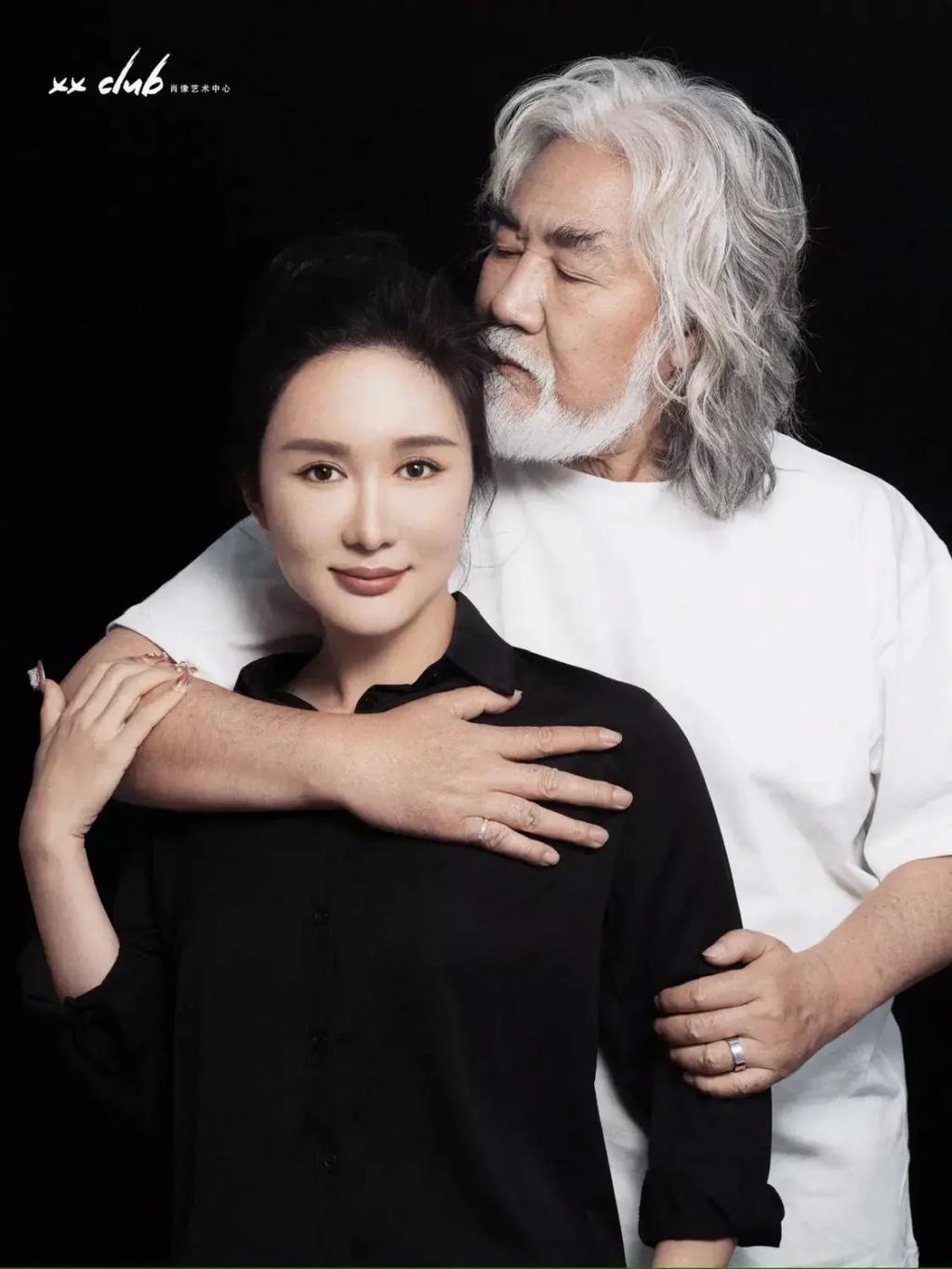 知名导演张纪中晒图片秀恩爱，网友们的评论笑不活了。