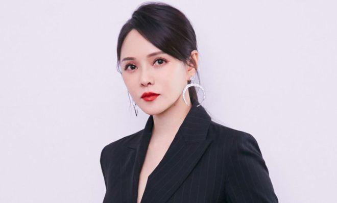 伊能静儿子晒自拍 趴在床上眼神迷离配文惹争议