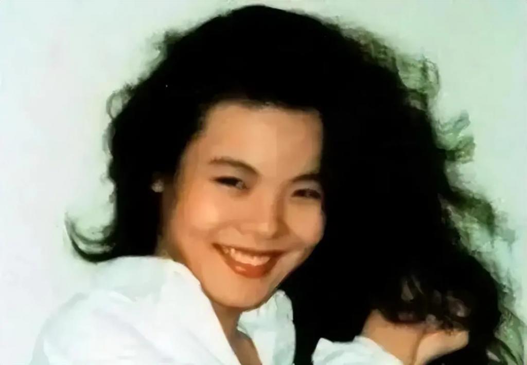 28岁女歌手从23层一跃而下，毁掉她的是“一巴掌”