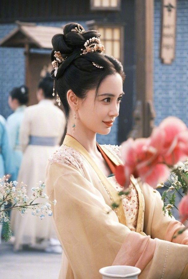 杨颖迪士尼被偶遇！偶遇者称其心情很好，港媒曝其下个月复出