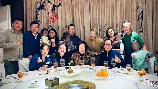 黄心颖结婚了马国明释然了，许志安郑秀文也合体出席家庭聚会