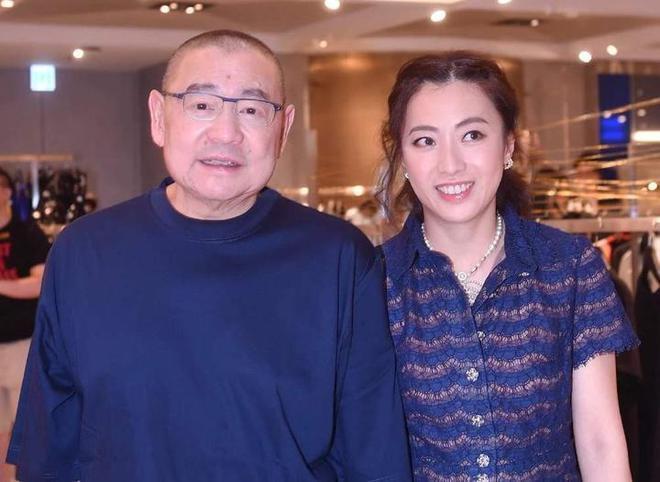 甘比打扮潮流去做义工！化浓妆戴墨镜耕田挖萝