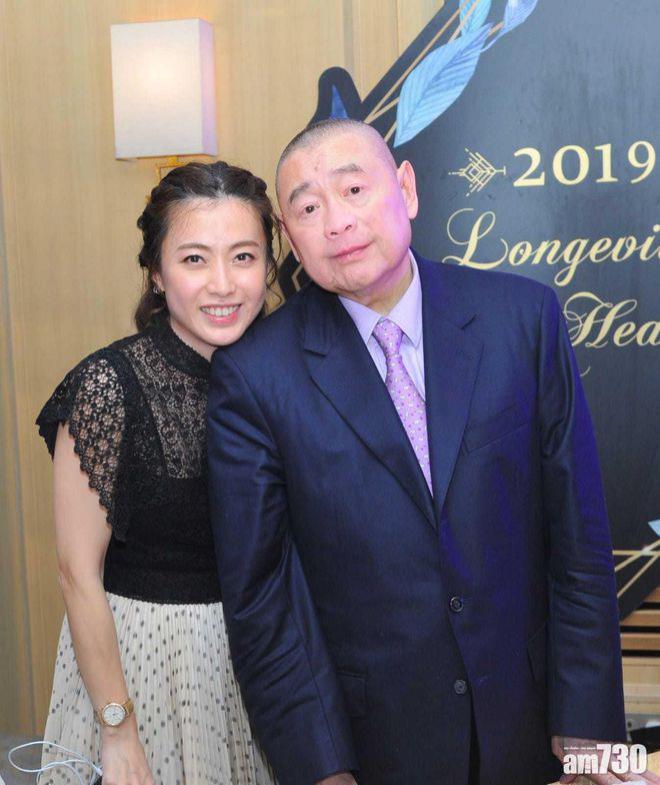 甘比打扮潮流去做义工！化浓妆戴墨镜耕田挖萝