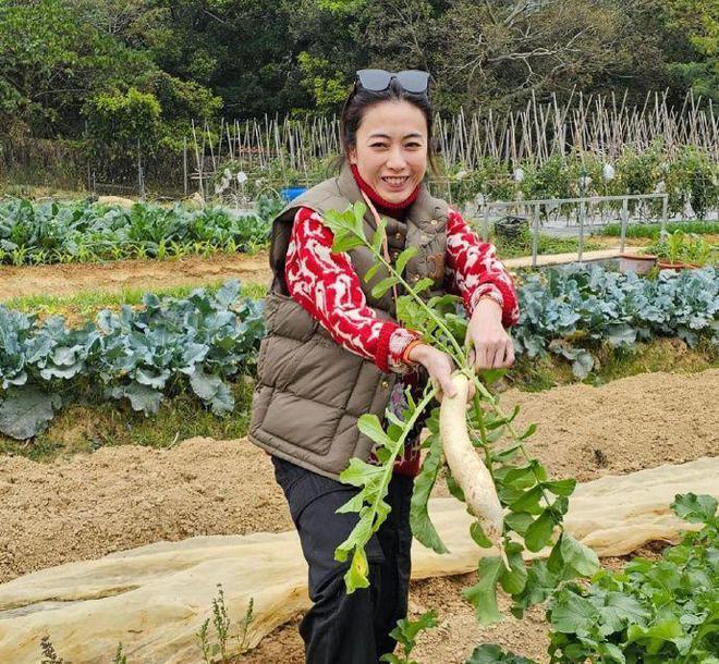 甘比打扮潮流去做义工！化浓妆戴墨镜耕田挖萝