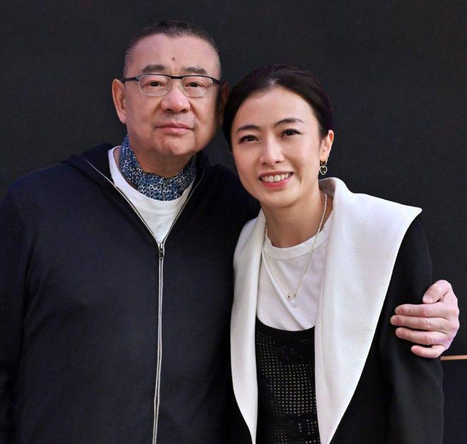 甘比打扮潮流去做义工！化浓妆戴墨镜耕田挖萝