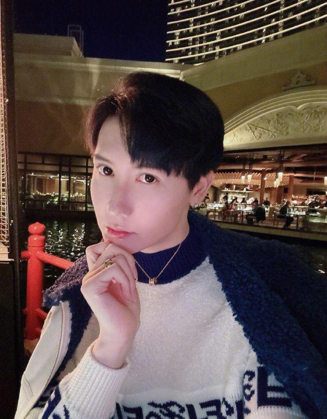 刘梓晨近况曝光！依旧炫富疑有新恋情，拍照扭成蛇精