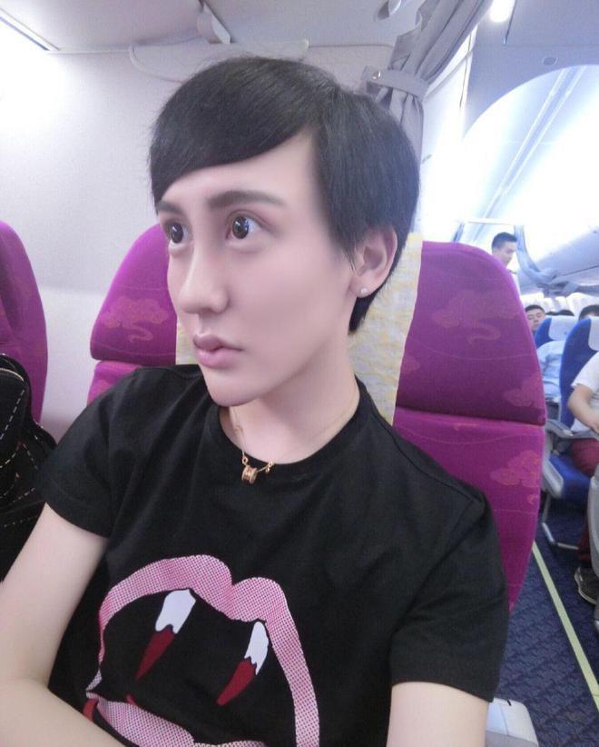 刘梓晨近况曝光！依旧炫富疑有新恋情，拍照扭成蛇精