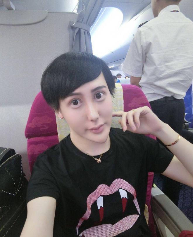 刘梓晨近况曝光！依旧炫富疑有新恋情，拍照扭成蛇精